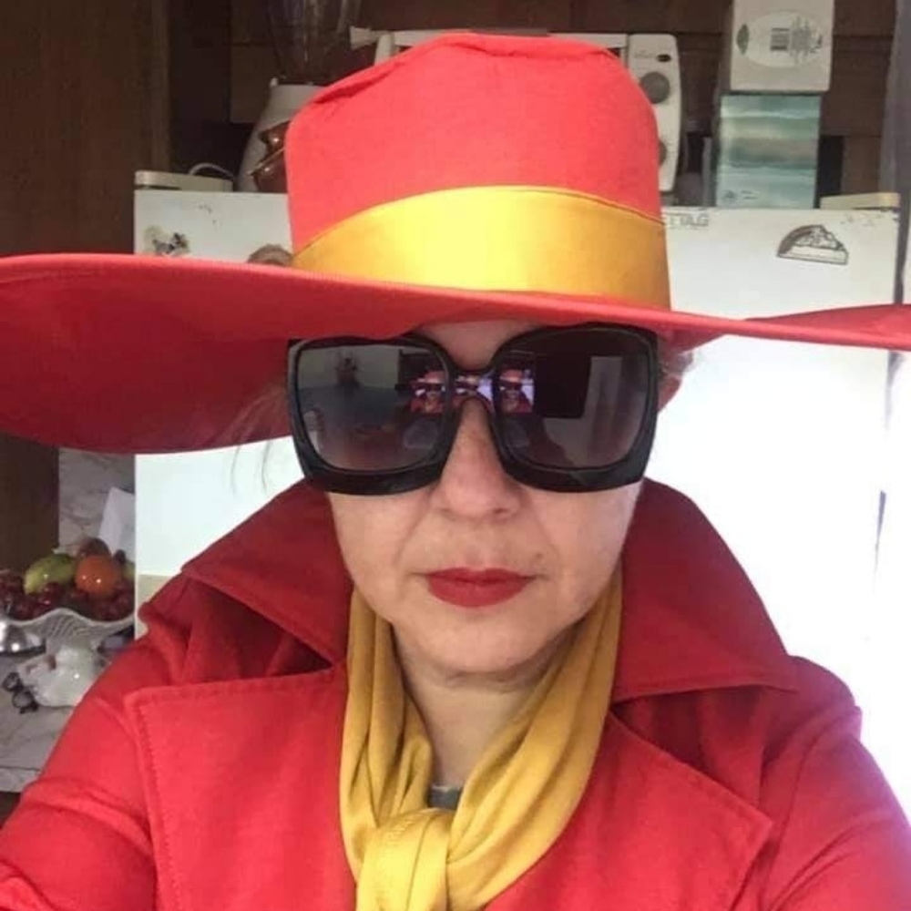 Meet your Posher, Francesca.